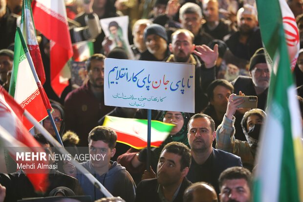صد و چهل و دومین شب حضور عزتمندانه زنجانیها در میدان صد و چهل و دومین شب حضور عزتمندانه زنجانیها در میدان