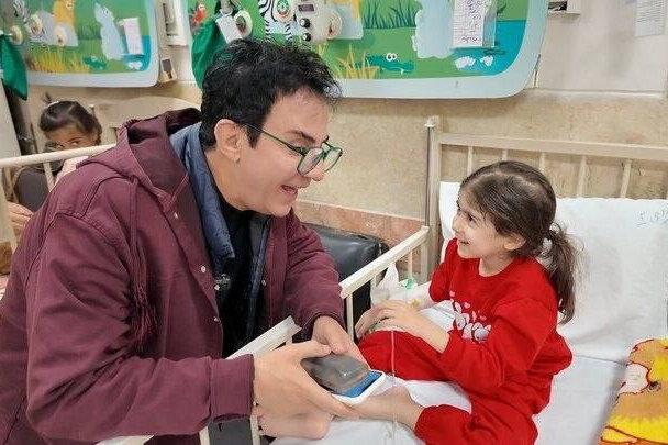 عمو پورنگ به عیادت کودکان مجروح جنگ تحمیلی رفت عمو پورنگ به عیادت کودکان مجروح جنگ تحمیلی رفت