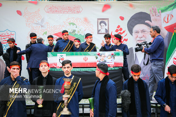 تشییع پیکر دانش‌آموز شهید محمدحسین دهقان در قم