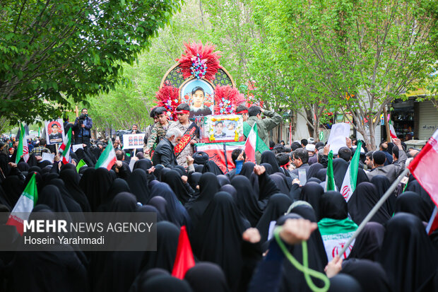 تشییع پیکر دانش‌آموز شهید محمدحسین دهقان در قم