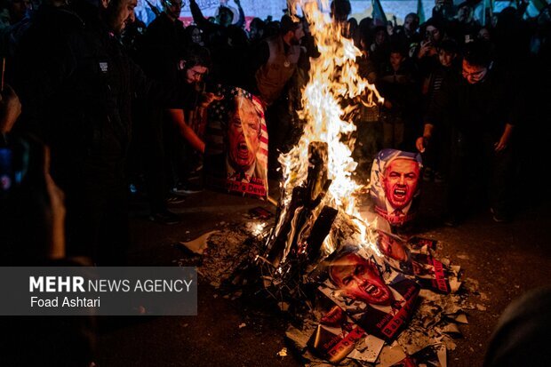 اجتماع حمایت از رزمندگان  در میدان انقلاب تهران