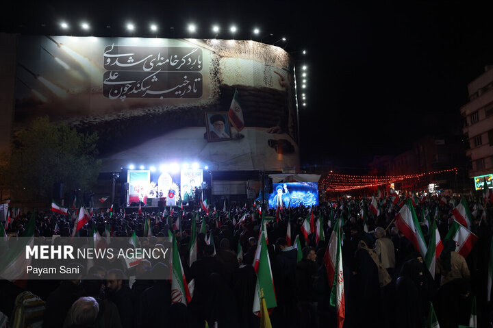 اجتماع حمایت از رزمندگان  در میدان انقلاب تهران