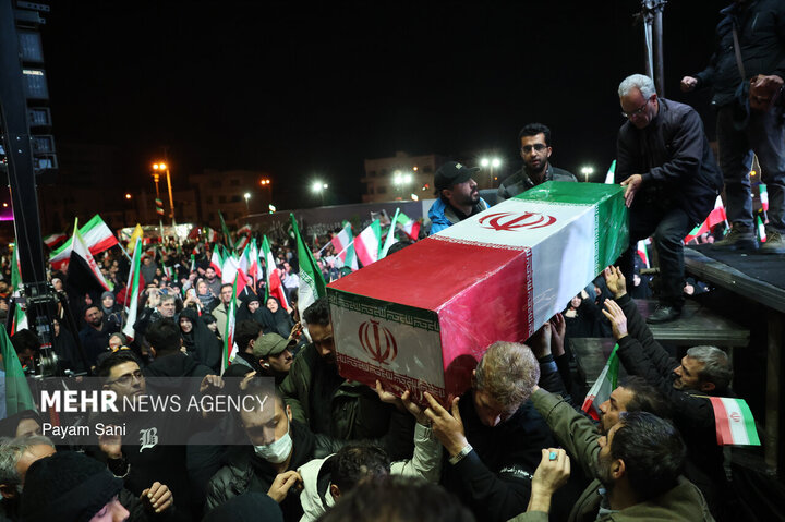 اجتماع حمایت از رزمندگان  در میدان انقلاب تهران