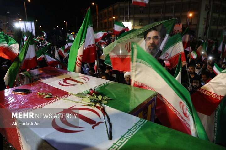 اجتماع حمایت از رزمندگان در میدان شهدا <a href='https://sayeb.ir/tag/%d8%aa%d9%87%d8%b1%d8%a7%d9%86'></div>تهران</a>