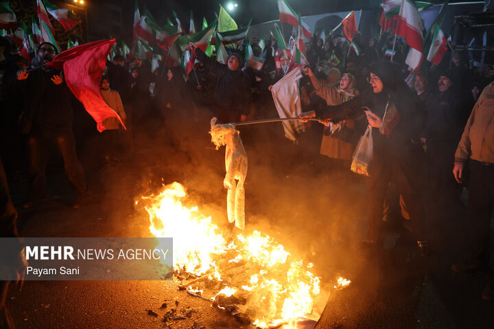 اجتماع حمایت از رزمندگان  در میدان انقلاب تهران