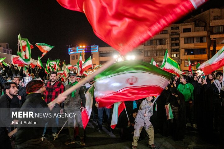 اجتماع حمایت از رزمندگان  در میدان انقلاب تهران