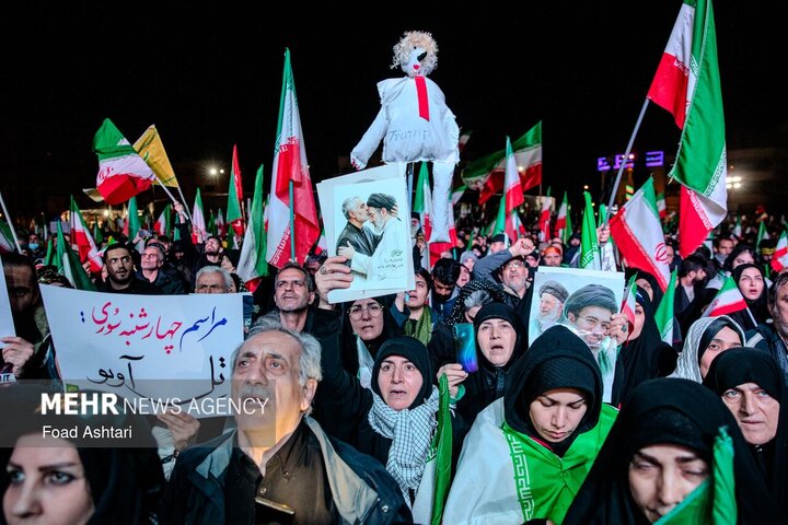 اجتماع حمایت از رزمندگان  در میدان انقلاب تهران