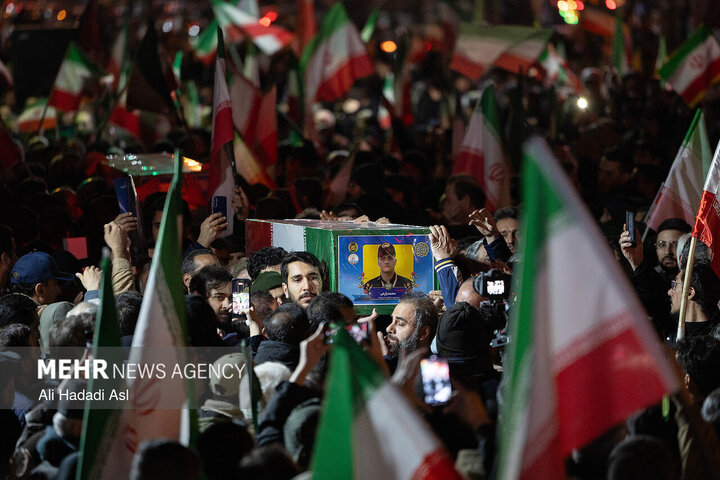 اجتماع حمایت از رزمندگان در خیابان پیروزی تهران
