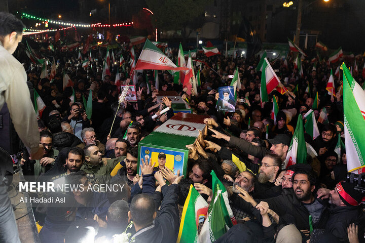 اجتماع حمایت از رزمندگان در خیابان پیروزی تهران