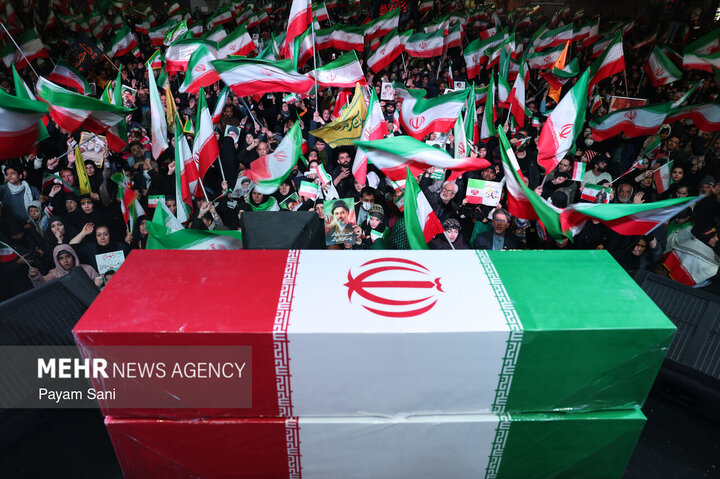 اجتماع حمایت از رزمندگان  در میدان انقلاب تهران