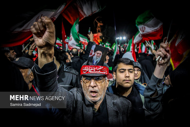 اجتماع حمایت از رزمندگان در میدان ونک تهران