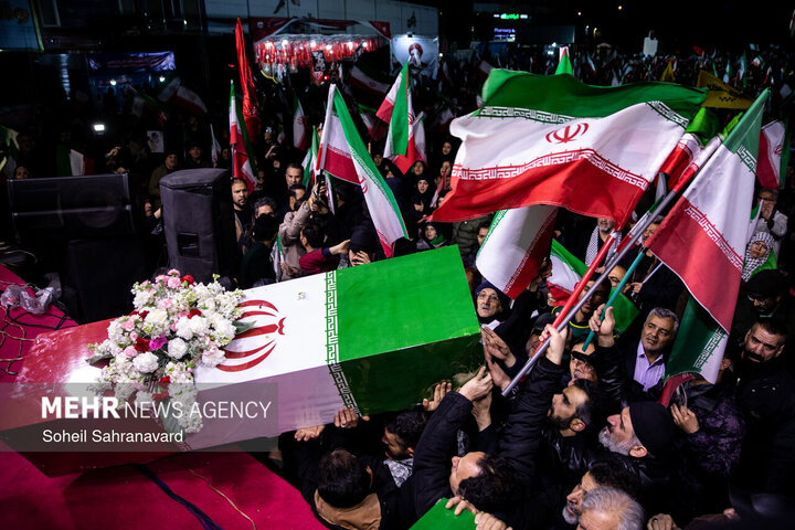 اجتماع حمایت از رزمندگان در میدان حضرت ولیعصر(عج) تهران