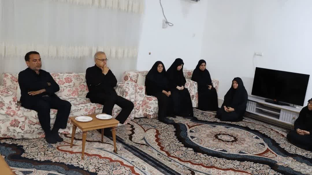 تکریم استاندار هرمزگان از خانواده شهدای جنگ رمضان تکریم استاندار هرمزگان از خانواده شهدای جنگ رمضان