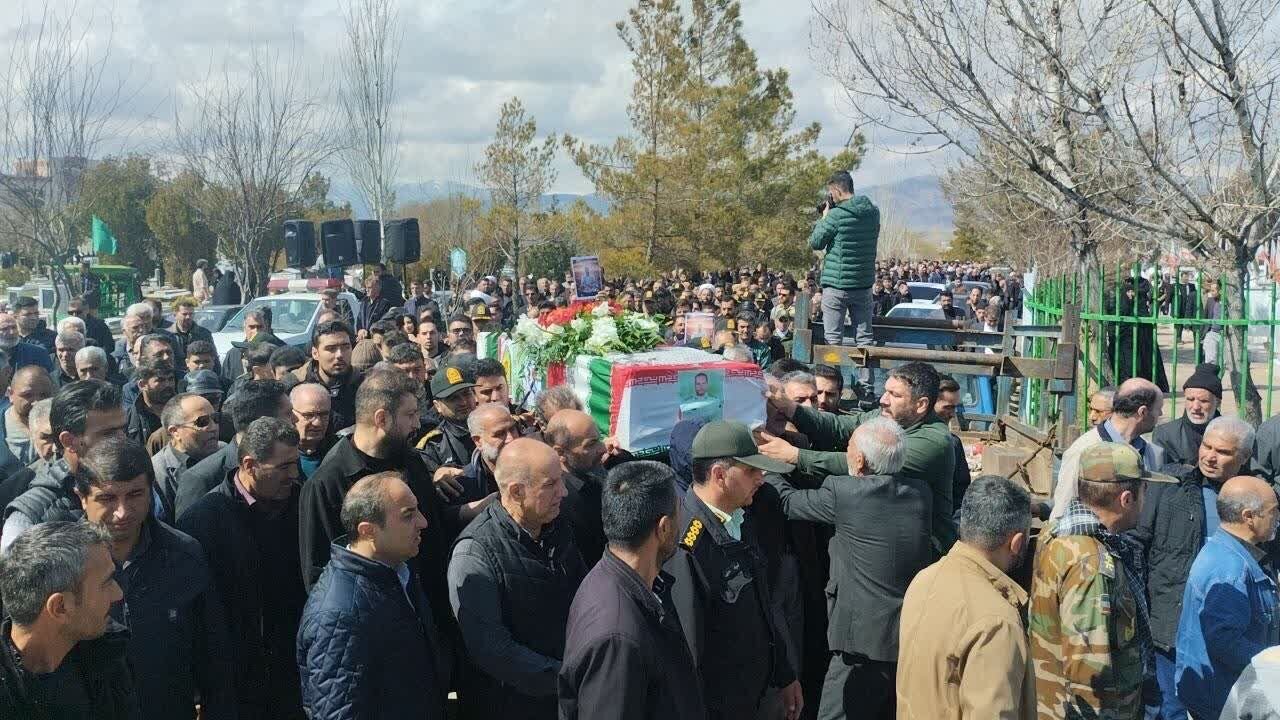 پیکر شهید «وحید محمدزاده» از شهدای جنگ رمضان در خوی تشییع شد پیکر شهید «وحید محمدزاده» از شهدای جنگ رمضان در خوی تشییع شد