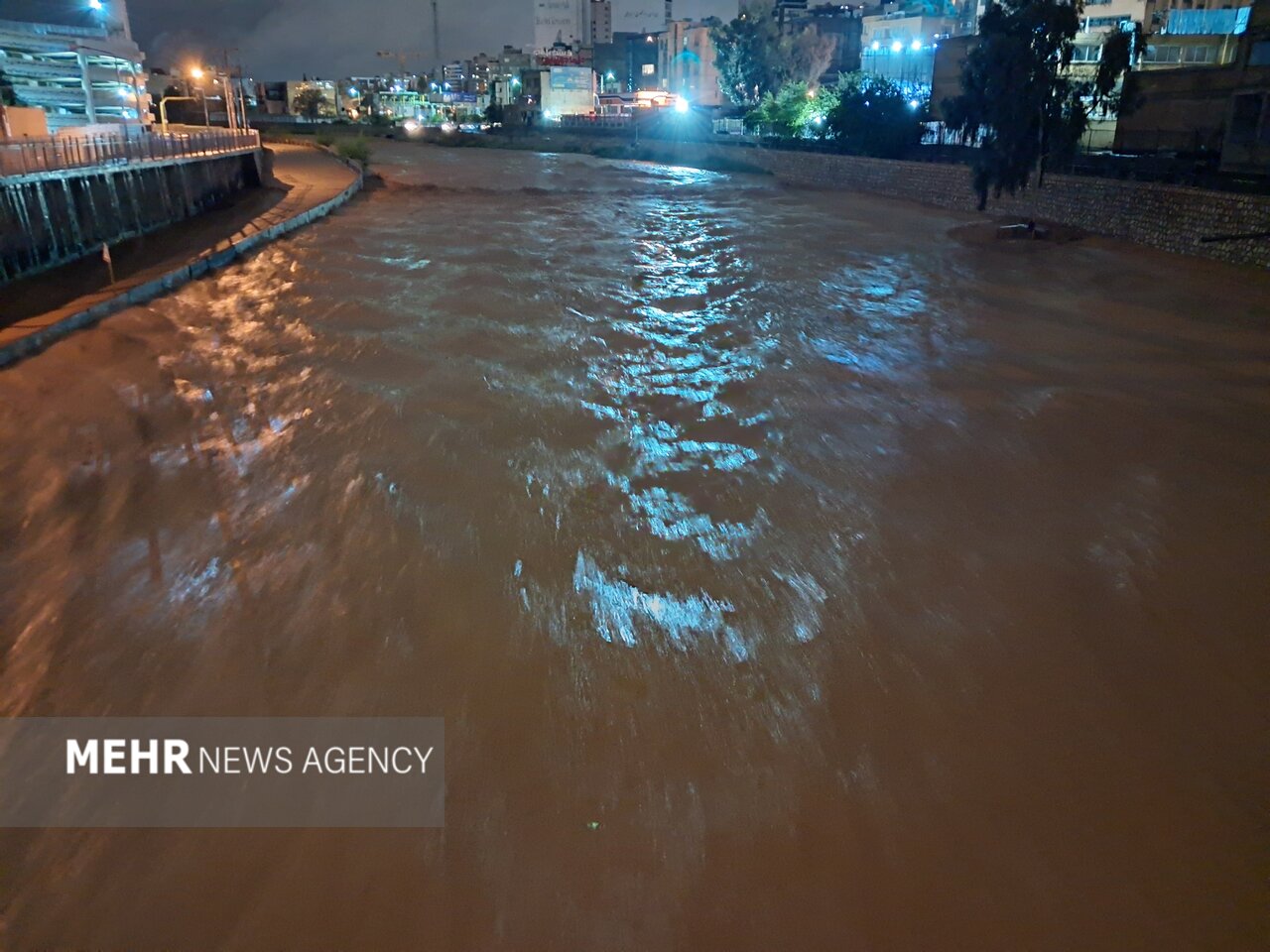 لبریز شدن رودخانه خشک شیراز از بارش باران
