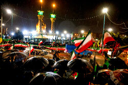 اجتماع شبانه مردم همدان زیر باران