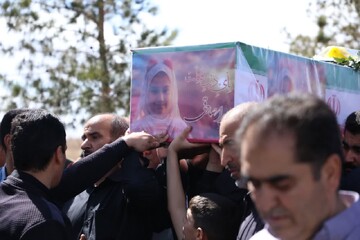 پیکر مطهر شهیده دانش‌آموز «تیارا صادقی» در یزد تشییع شد