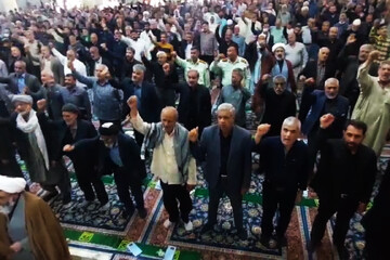 طنین شعارهای ضداستکباری در نماز جمعه زابل