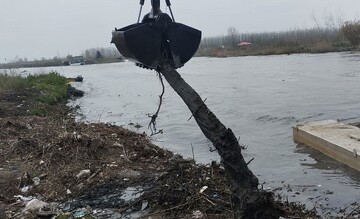 مسیر تردد قایق ها در رودخانه نهنگ روگای تالاب انزلی بازگشایی شد