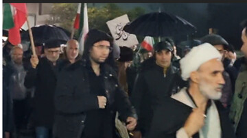 بیعت مردم رامسر زیر باران با رهبری