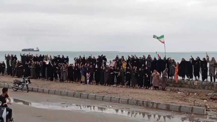 Hürmüz Adası Halkı Adalarını Korumak İçin İnsan Zinciri Oluşturdu