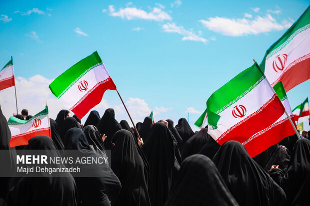 تشییع پیکر مطهر شهیده دانش‌آموز «تیارا صادقی» در یزد