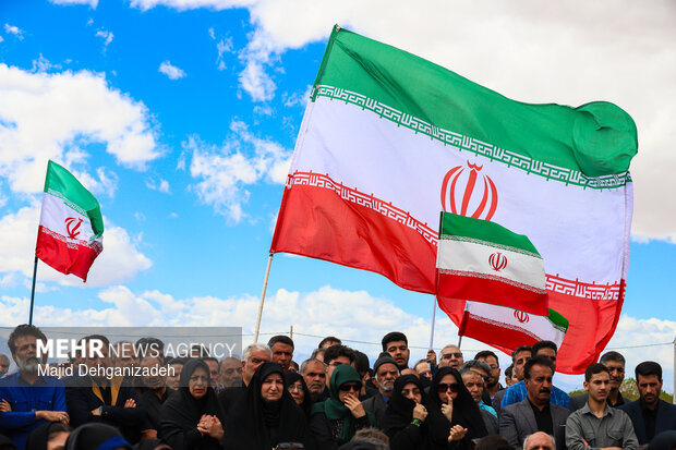 تشییع پیکر مطهر شهیده دانش‌آموز «تیارا صادقی» در یزد