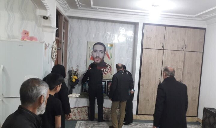 دیدار مسئولان با خانواده شهید فراجا «حسین ساکی» در دورود&nbsp;