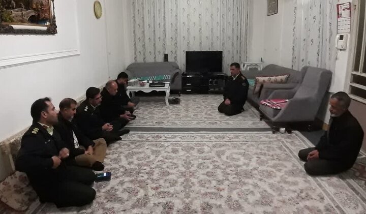 دیدار مسئولان با خانواده شهید فراجا «حسین ساکی» در دورود&nbsp;