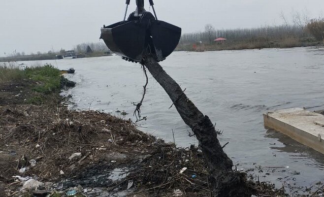 مسیر تردد قایق ها در رودخانه نهنگ روگای تالاب انزلی بازگشایی شد