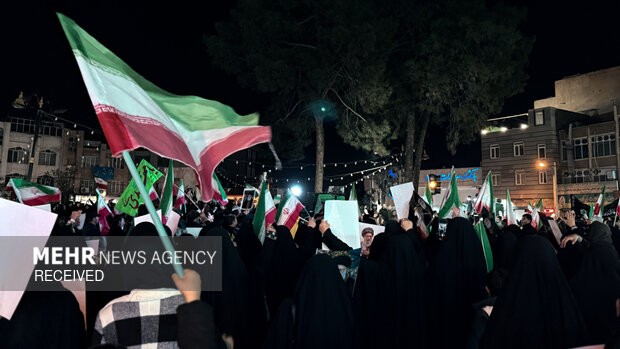 رقص پرچم ایران در بلوار صفائیه خمینی‌شهر