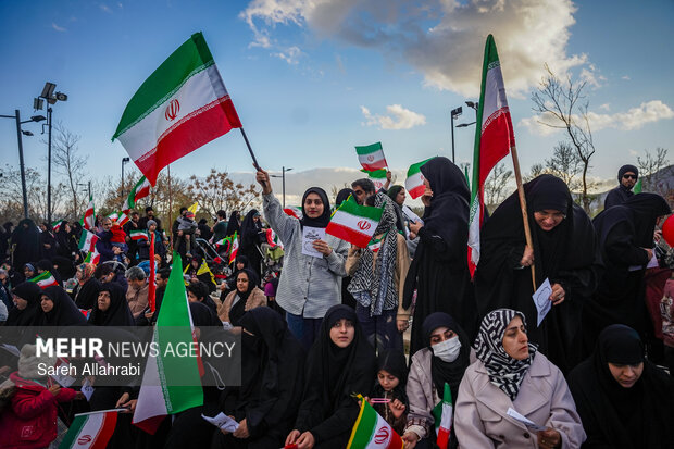 گردهمایی مادران و‌ کودکان شیرازی حامی مدافعان وطن