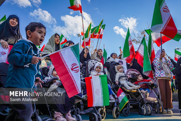 گردهمایی مادران و‌ کودکان شیرازی حامی مدافعان وطن