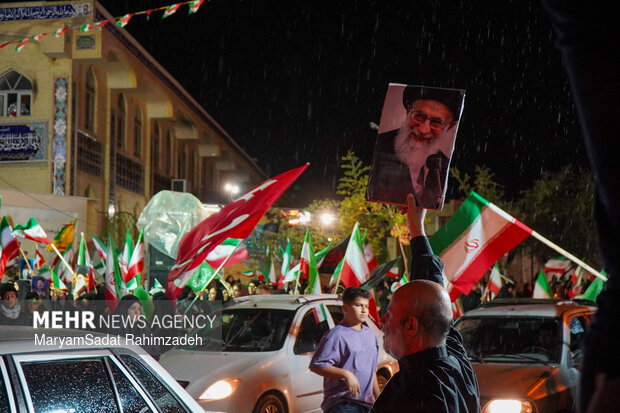 شور رجزخوانی جوانان لامرد در رژه خودرویی شبانه