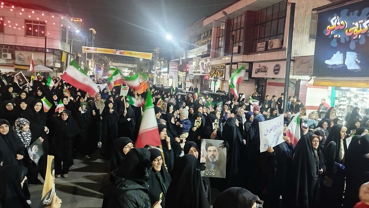 راهپیمایی حماسی مردم آستانه اشرفیه با شعار «هَیهَاتَ مِنَّا الذِّلَّة» راهپیمایی حماسی مردم آستانه اشرفیه با شعار «هَیهَاتَ مِنَّا الذِّلَّة»