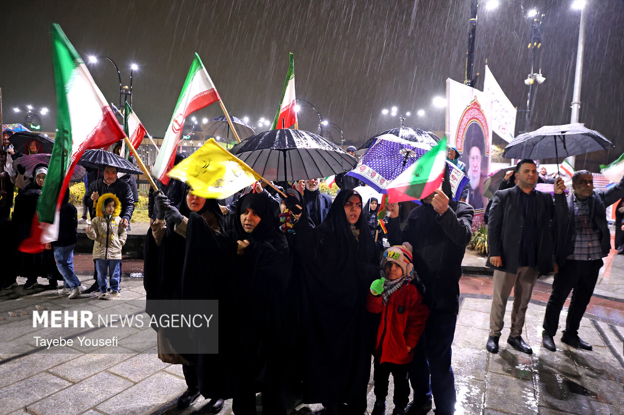مردم «لشت نشا» در شب بارانی هفتادوهفتم میدان را خالی نکردند
