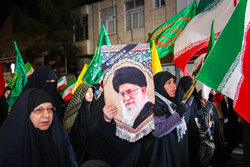 حضور مردم قم زیر باران در خیابان ها