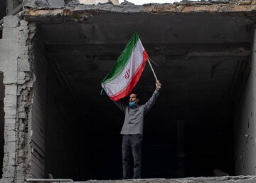 پرچم، تنها سقف پابرجا بر ویرانه‌های غیرت