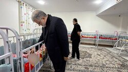 استاندار تهران به دیدار کودکان شیرخوارگاه یک خیریه رفت
