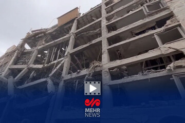 نجات یک کودک از زیر آوار بمباران مناطق مسکونی در مرکز تهران