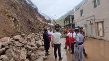 ریزش دیوار در نودشه بر اثر بارش شدید باران