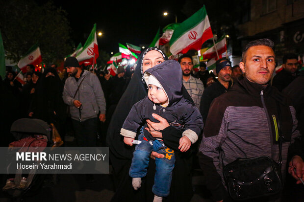 راهپیمایی شبانه یادبود اطفال شهید جنگ رمضان در قم