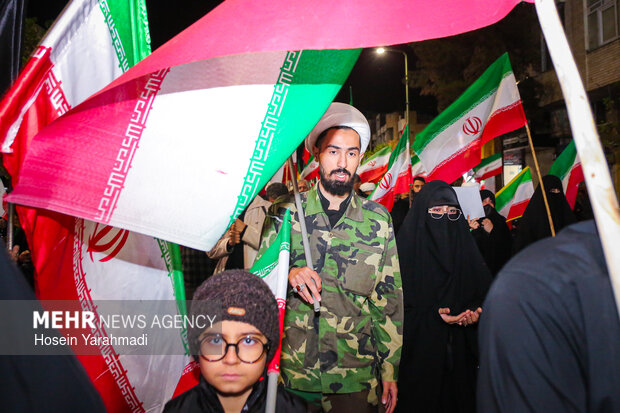 راهپیمایی شبانه یادبود اطفال شهید جنگ رمضان در قم