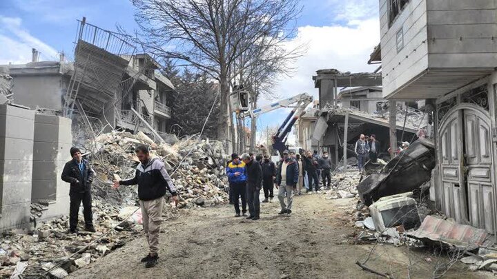 بازدید فرماندار از مناطق خسارتدیده در جریان حمله دشمن به بروجرد