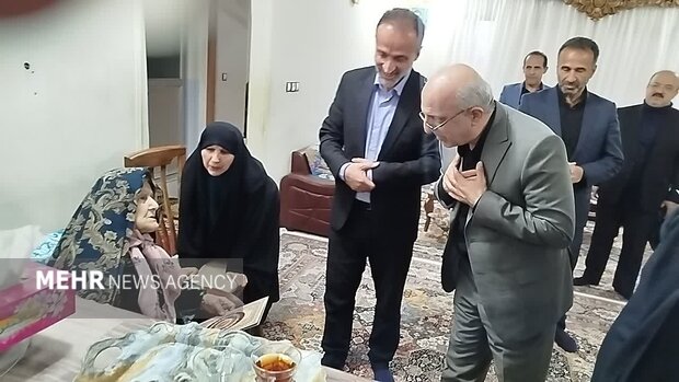 داوطلب: تکریم خانواده‌های شهدا استمرار راه روشن ایثار است