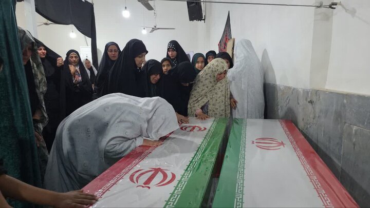 اشک و اندوه در چاهملک؛ پیکر ۲ شهیده خردسال جنگ رمضان تشییع شد