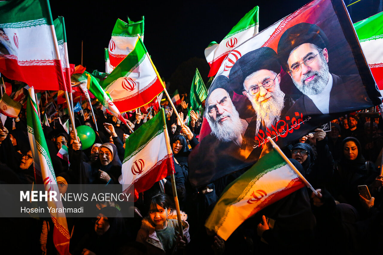 پاسخ مردم قم به تهدیدات رئیس جمهور متوهم آمریکا