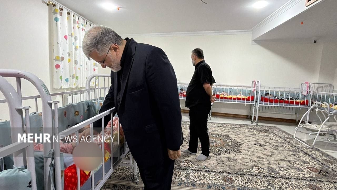 استاندار تهران به دیدار کودکان شیرخوارگاه یک خیریه رفت استاندار تهران به دیدار کودکان شیرخوارگاه یک خیریه رفت