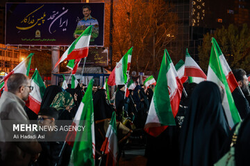 فيديو.."الشوارع لن يخلو".. استمرار الوقفات الليلية في الساحات الرئيسية بالعاصمة طهران دعما للوطن