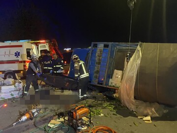 واژگونی نیسان در سه راه خمین؛ یک نفر جان باخت